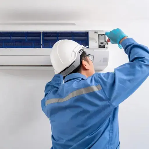 Técnico dando soporte en mantenimiento preventivo de aire acondicionado.